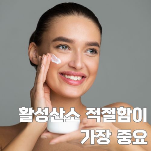 겨울철 활성노화 예방을 위한 데일리 스킨케어 루틴으로 보습크림 바르는 여성의 모습